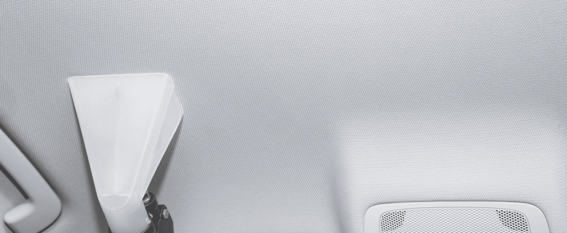 Kattoverhoilun viimeistely autossa