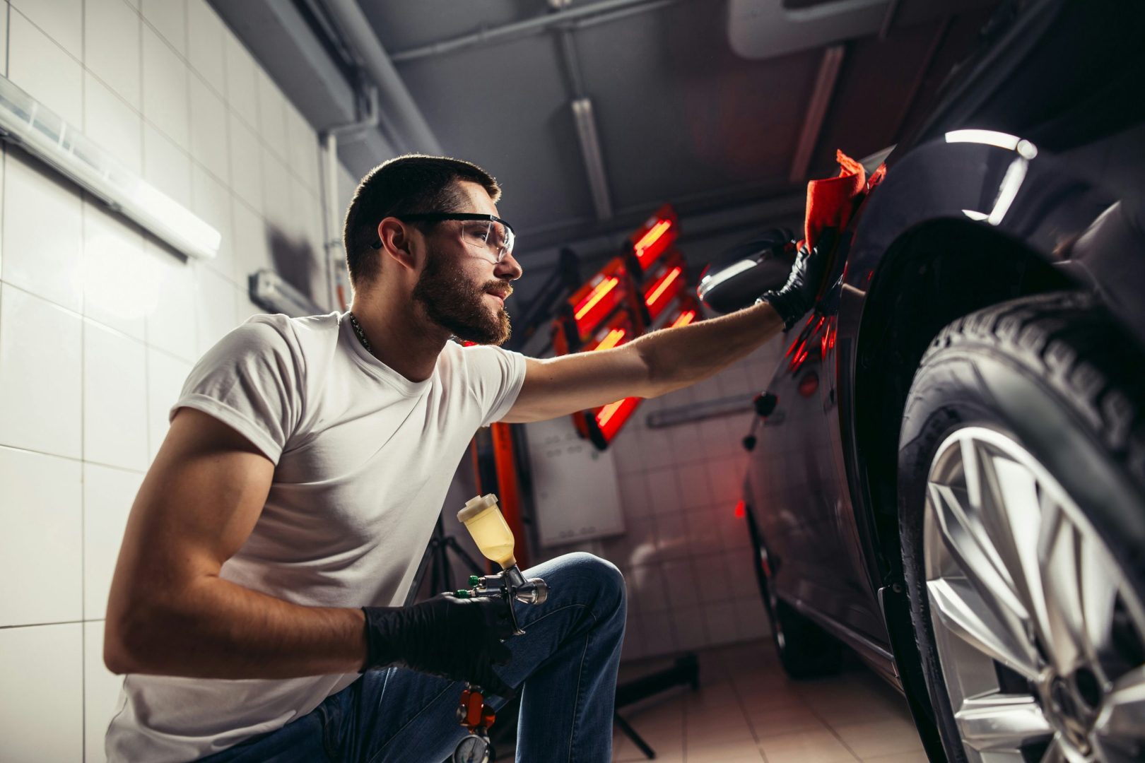 Automeikkaus Yrityksille | Autopesu, sisäpesu, pinnoitteet ja detailing Uudellamaalla Auton keraaminen pinnoitus yritysautoille – suoja ja kiilto
