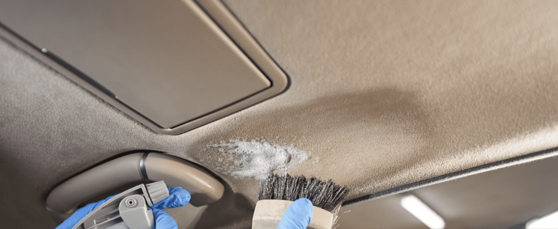 Auton kattoverhoilun pesu ja tahranpoisto