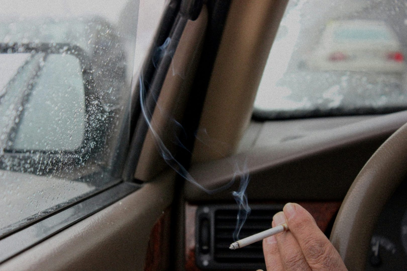 Tupakan hajun poisto autosta otsonoinnilla ja sisäpuhdistuksella