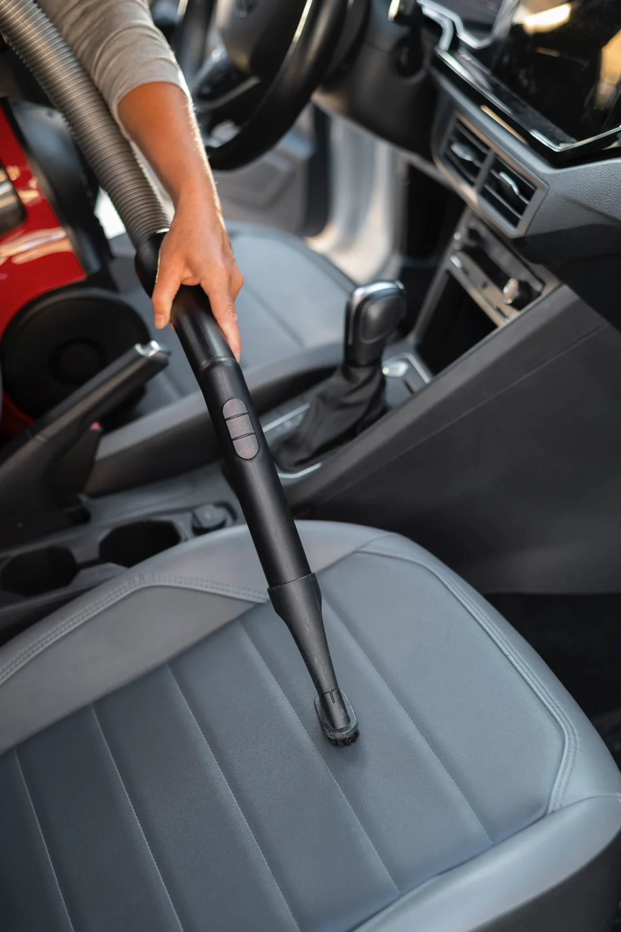 Auton sisäpuhdistus otsonoinnin jälkeen poistaa hajut ja lian tehokkaasti”