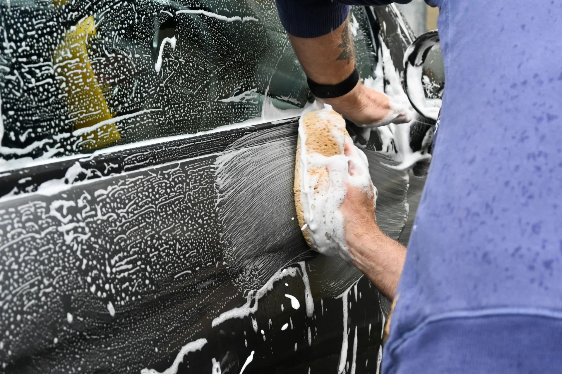 Huolellinen käsinpesu autoon suojaa maalipintaa ja takaa kirkkaan puhtauden
